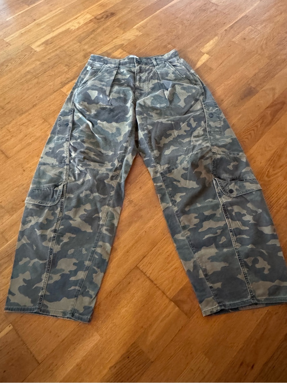 CITIZENS OF HUMANITY FLIGHT PANT IN CAMO SIZE 28 SOLD OUT
